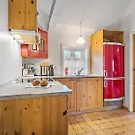 2 Bedroom Lovely In * בלבאנד